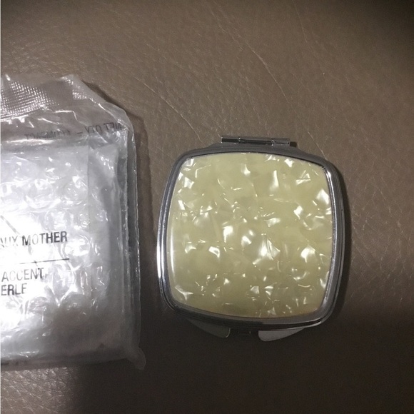 Avon compact wit faux mother of pearl accent set of 2 - Picture 3 of 11